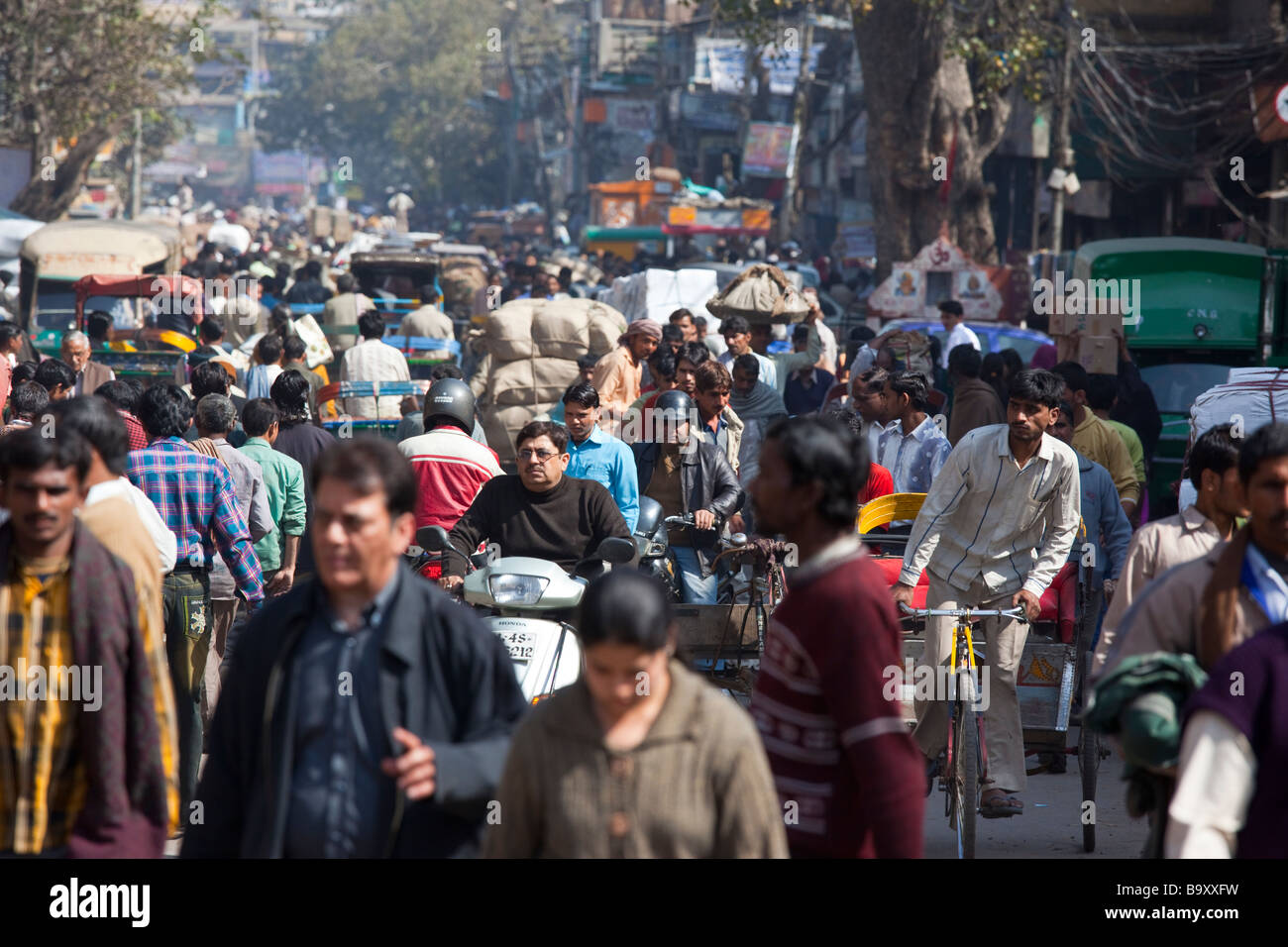 La strada affollata nel mercato delle spezie nella Vecchia Delhi India Foto Stock