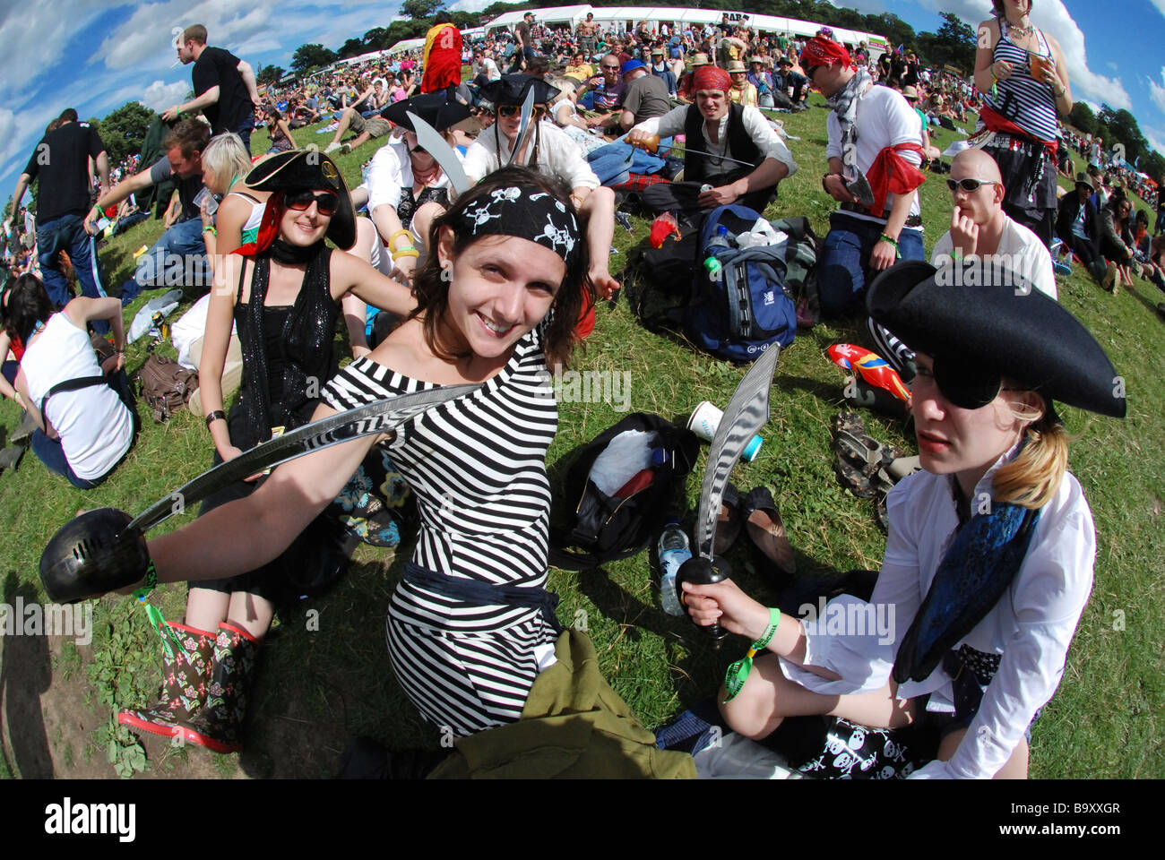 Fancy Dress pirati all'Big Chill Music Festival obiettivo fisheye Foto Stock