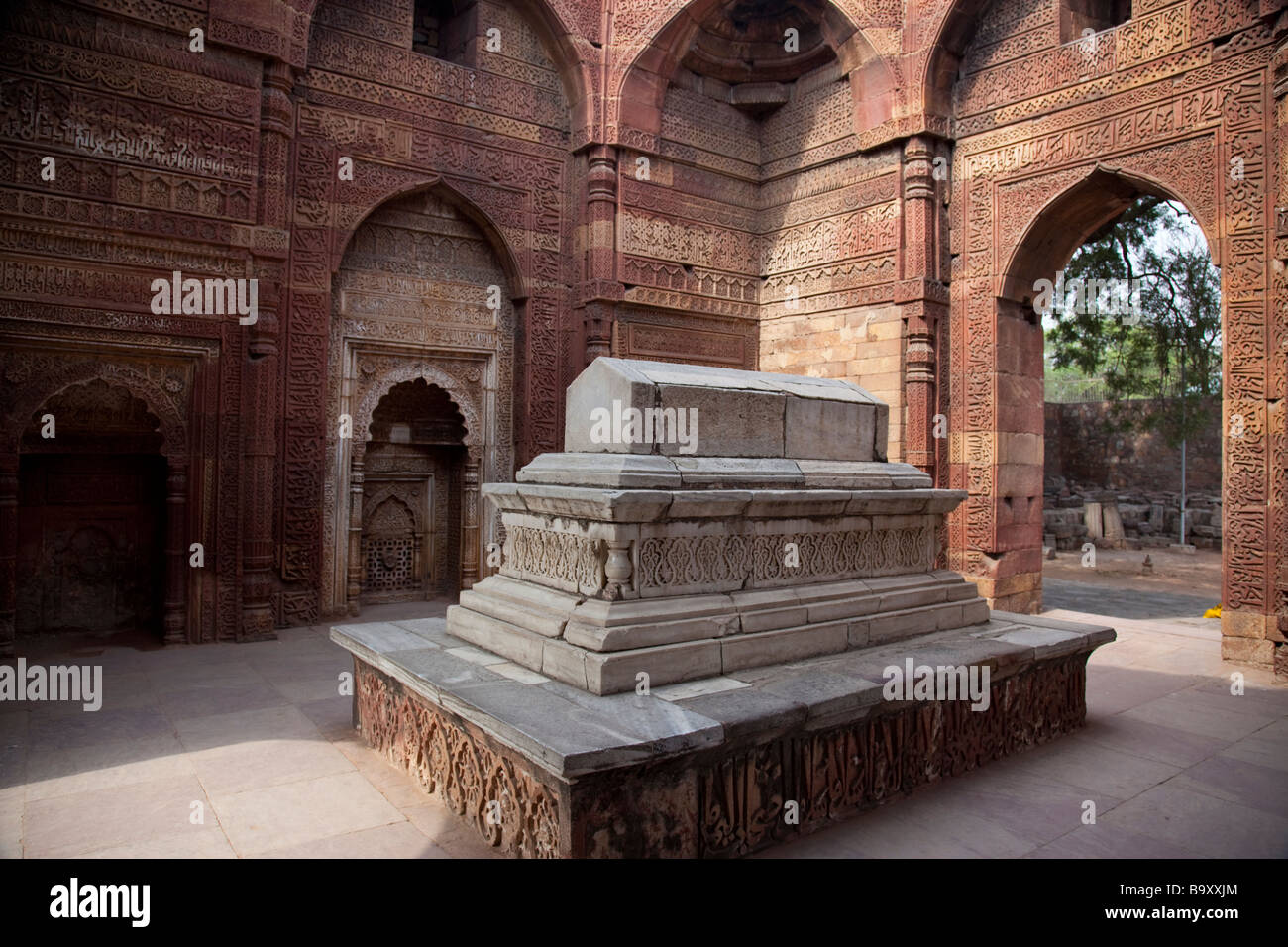 Iltutmish tomba a Qutb Minar a Delhi in India Foto Stock