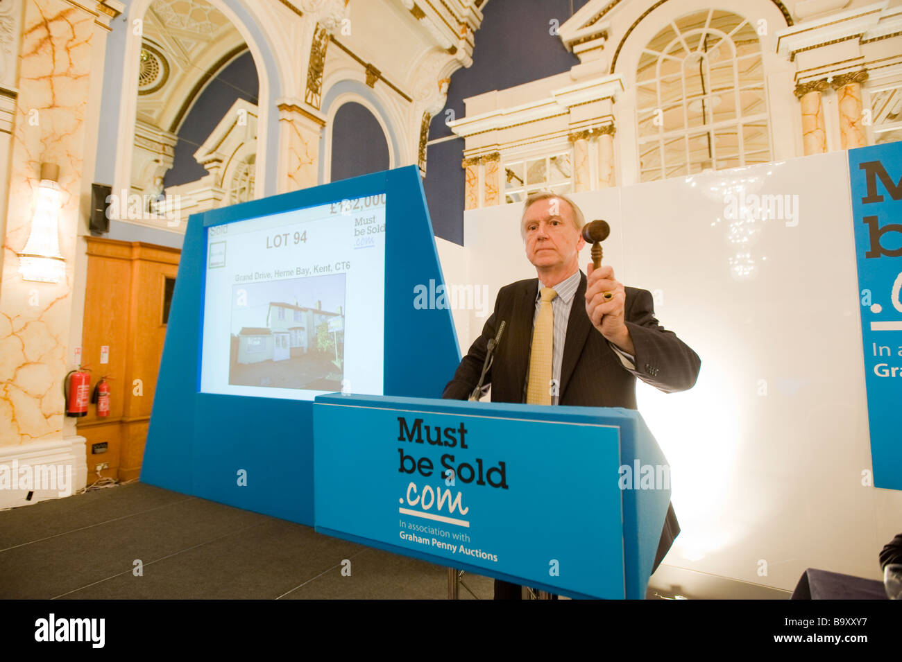 Banditore GRAHAM PENNY, durante l asta di proprietà ORGANIZZATO DA MUSTBESOLD.COM, New Connaught Rooms, Londra Feb 2009 Foto Stock