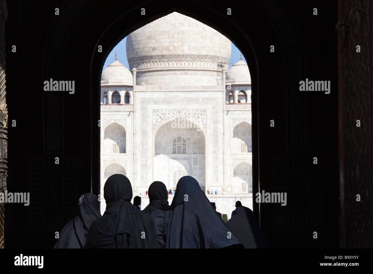 Le donne musulmane all'ingresso del Taj Mahal in Agra India Foto Stock