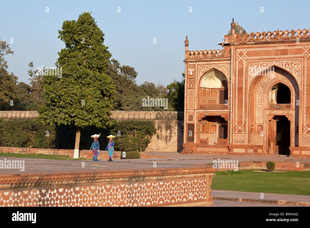 Donne che svolgono lavori di restauro al Itmad Ud Daulah tomba in Agra India Foto Stock