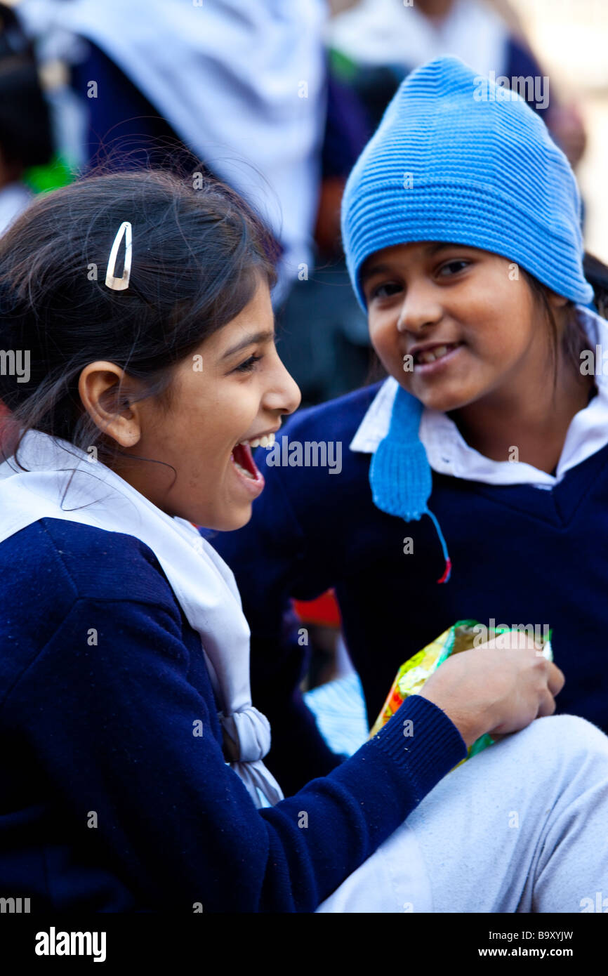 Studentesse indossano uniformi scolastiche nella Vecchia Delhi India Foto Stock