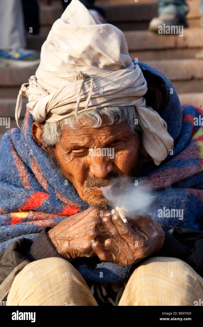 Senzatetto di fumare in Delhi India Foto Stock
