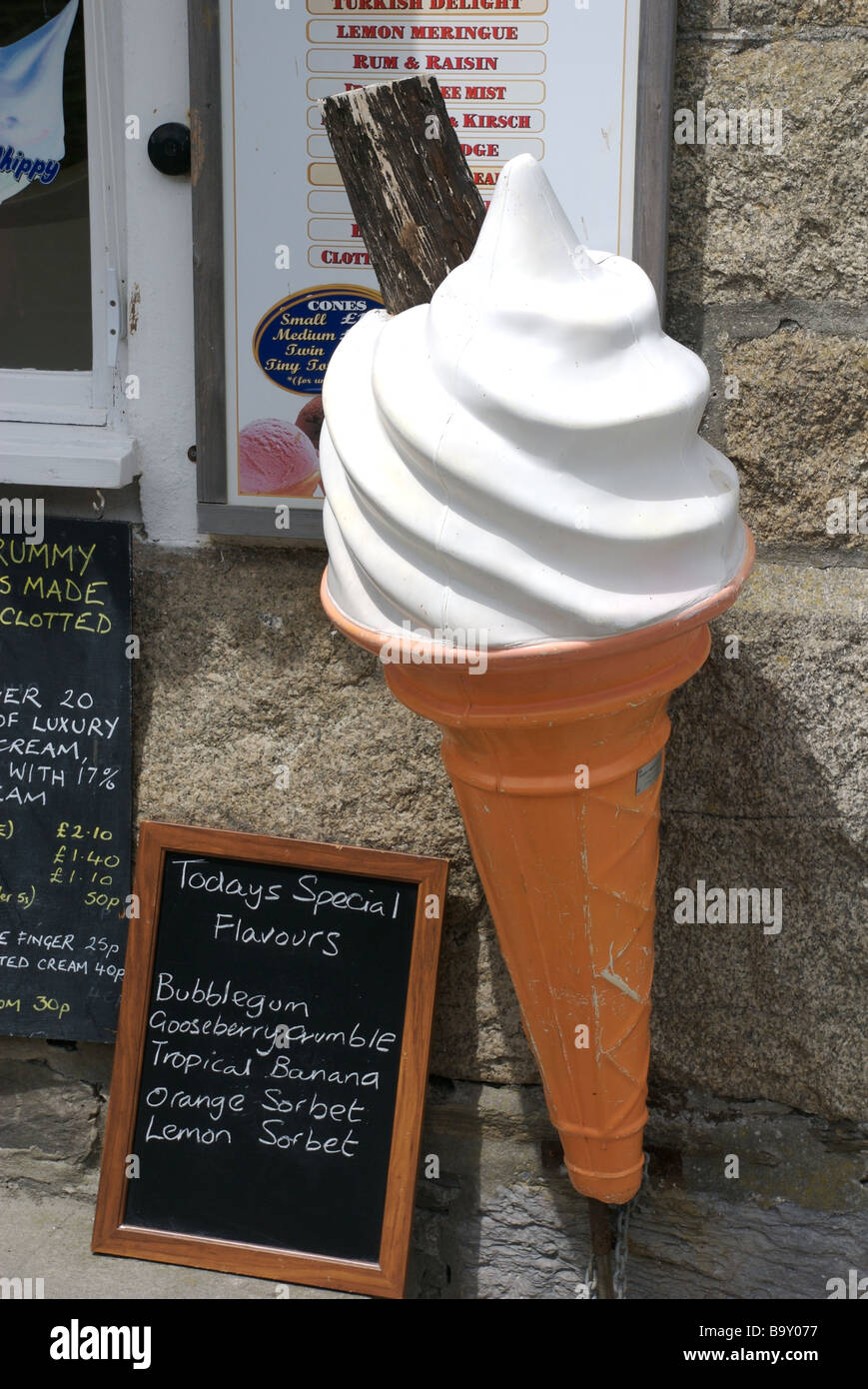 Giant gelato e scheda di sapori, Looe, Cornwall, Regno Unito Foto Stock