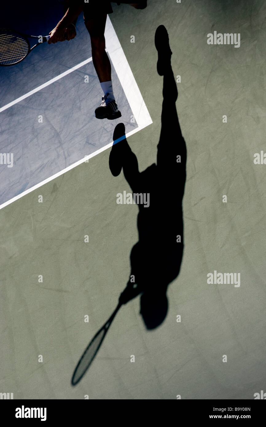 Ombra del giocatore di tennis in azione Foto Stock