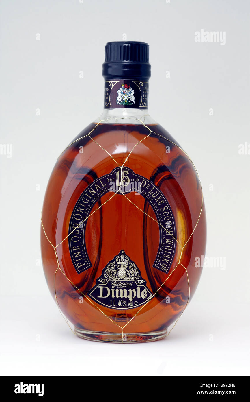 Una bottiglia di concavità 15 anni Deluxe Scotch Whisky - whisky bottiglia isolato su bianco (ritagliato). Foto Stock