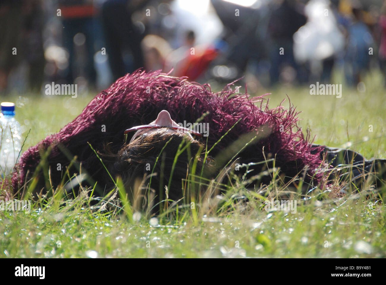 Donna sdraiata in erba in sun a Big Chill Music Festival Foto Stock