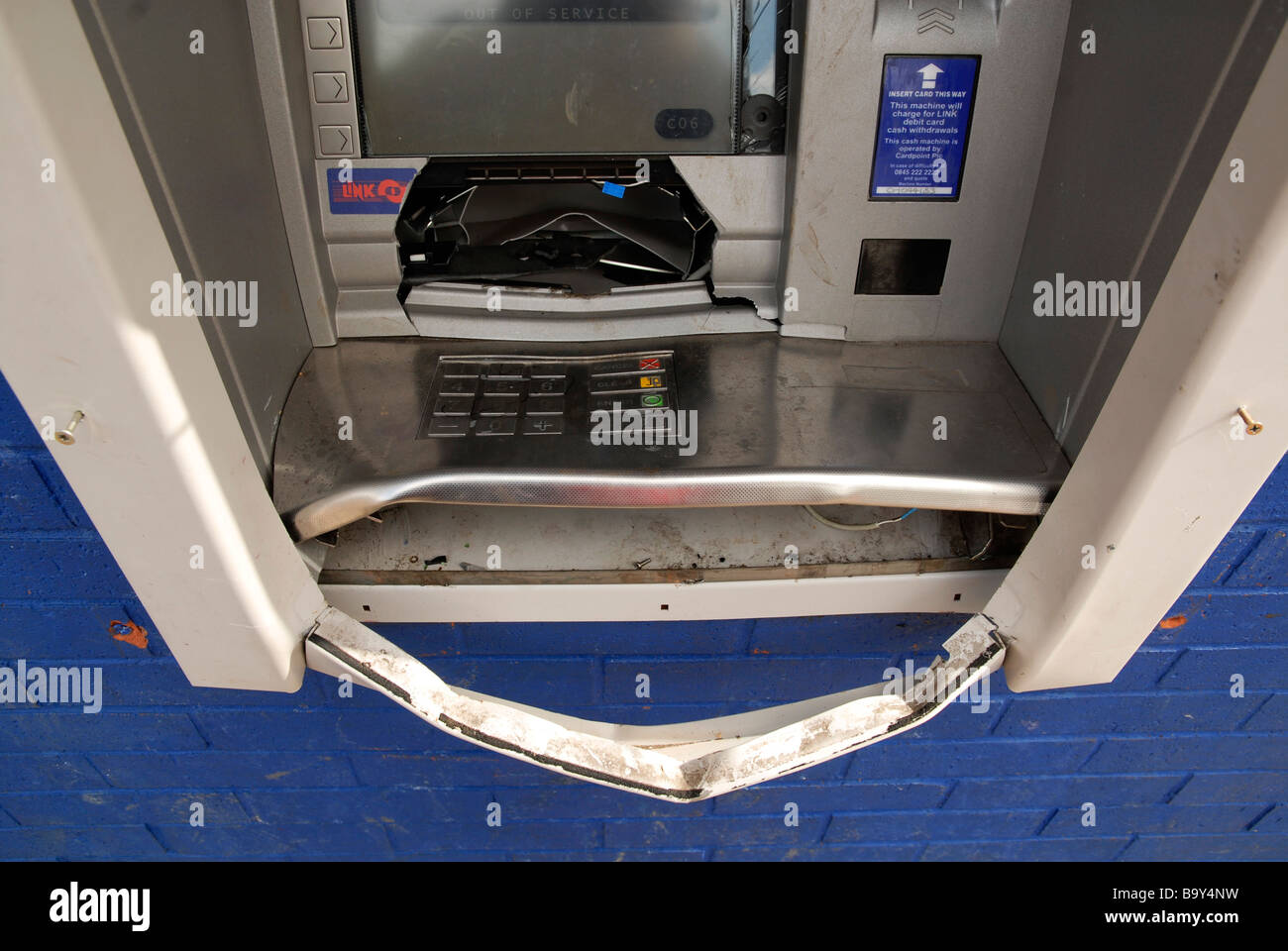 Un soggetto ad atti vandalici bancomat a Rugby Warwickshire 2009 Foto Stock