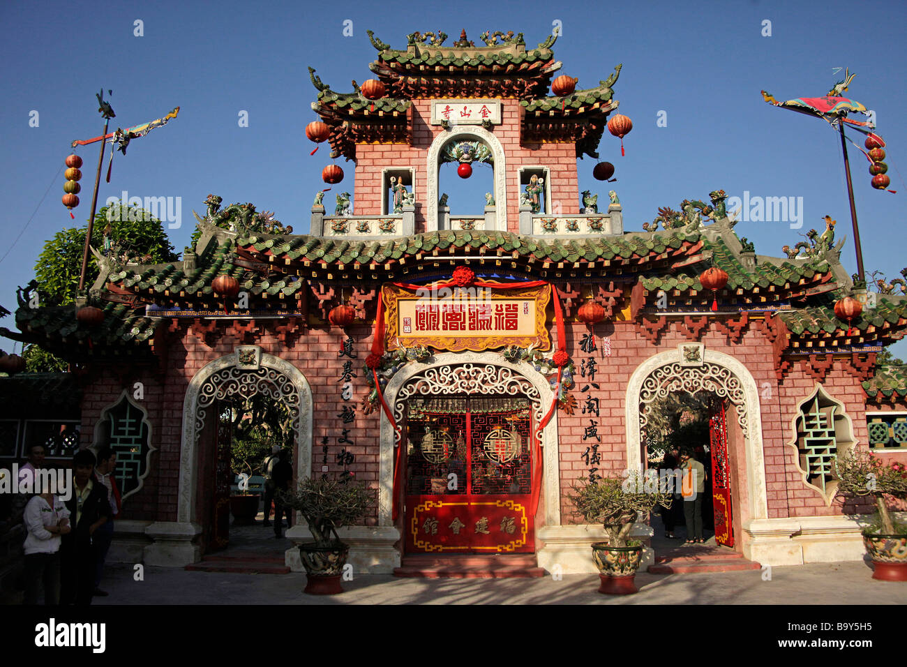 Cancello per la Fujian chinese Assembly Hall Hoi Quan Phuc Kien in Hoi An Vietnam Foto Stock
