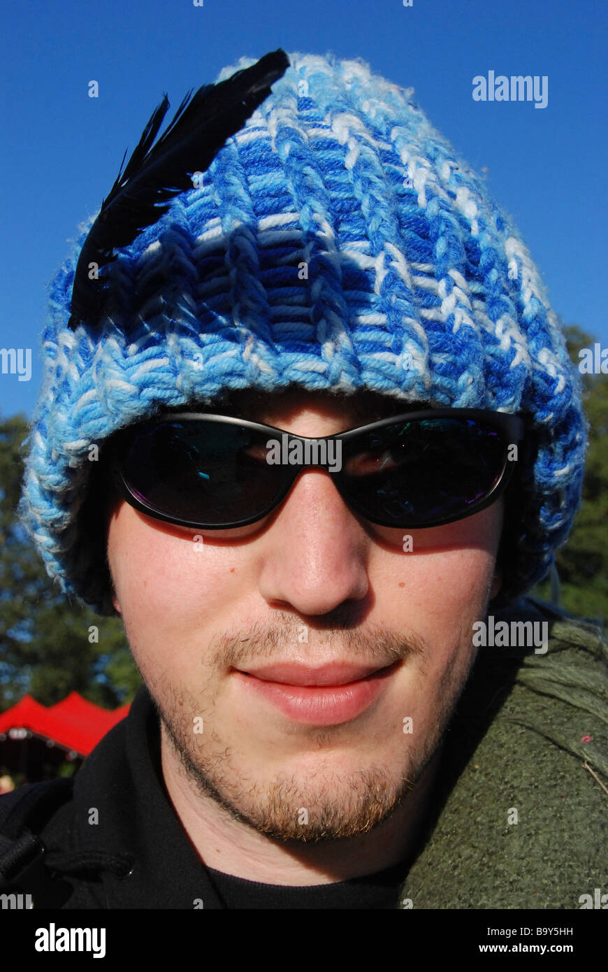 Giovane uomo in blu cappellino & sfumature al Big Chill festival di musica Foto Stock