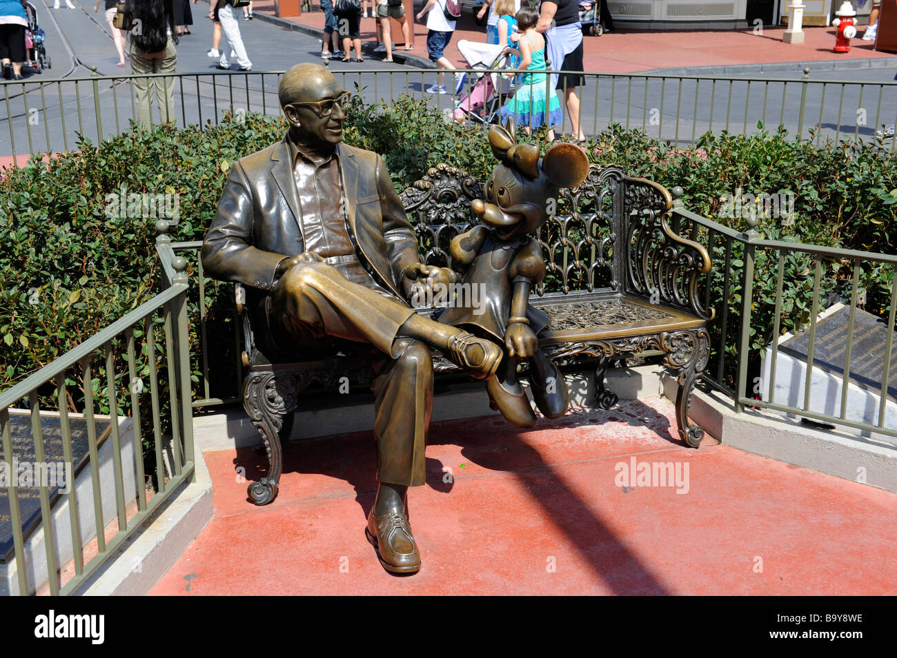 Statue di Roy Disney con Minnie Mouse su una panchina nel parco di Walt Disney il Parco a Tema del Regno Magico di Orlando in Florida centrale Foto Stock