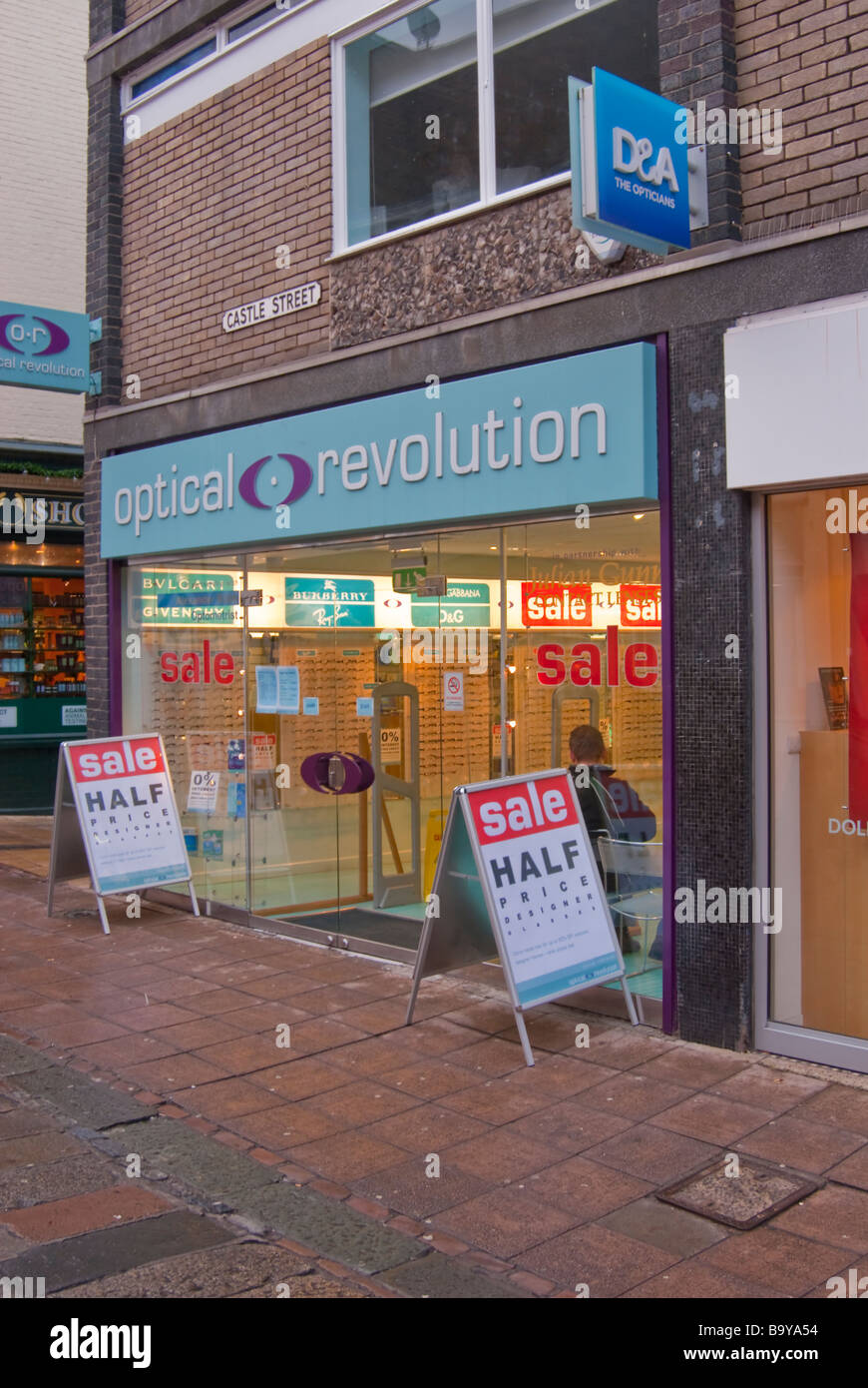 Rivoluzione ottica gli ottici in Norwich,Norfolk,Uk con una vendita su Foto Stock