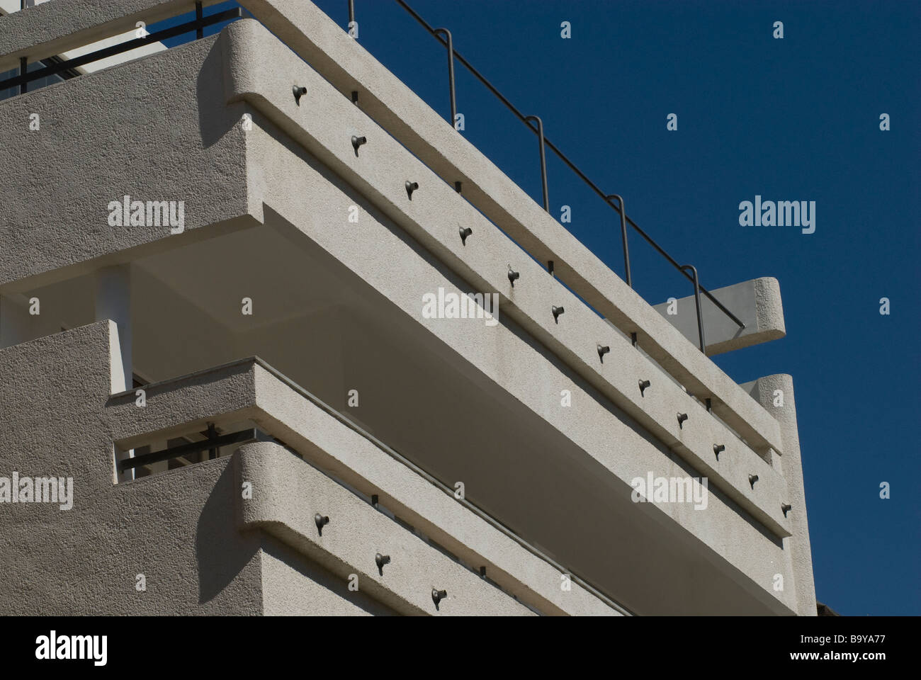 Si tratta di un vecchio edificio in architettura Bauhaus in stile Shenkin street downtown Tel Aviv Israele Foto Stock