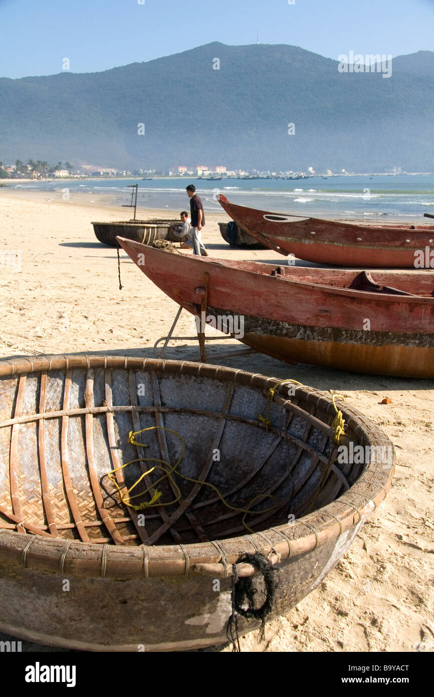 Tessuto di barche e ceste sulla Cina spiaggia vicino al porto della città di Da Nang Vietnam Foto Stock
