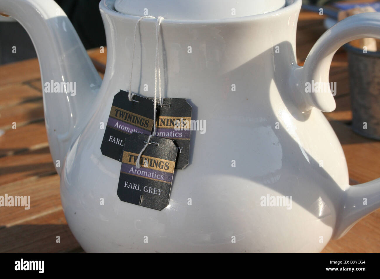 Twinings Earl Grey tea sacchetti giaceva contro una teiera Foto stock -  Alamy