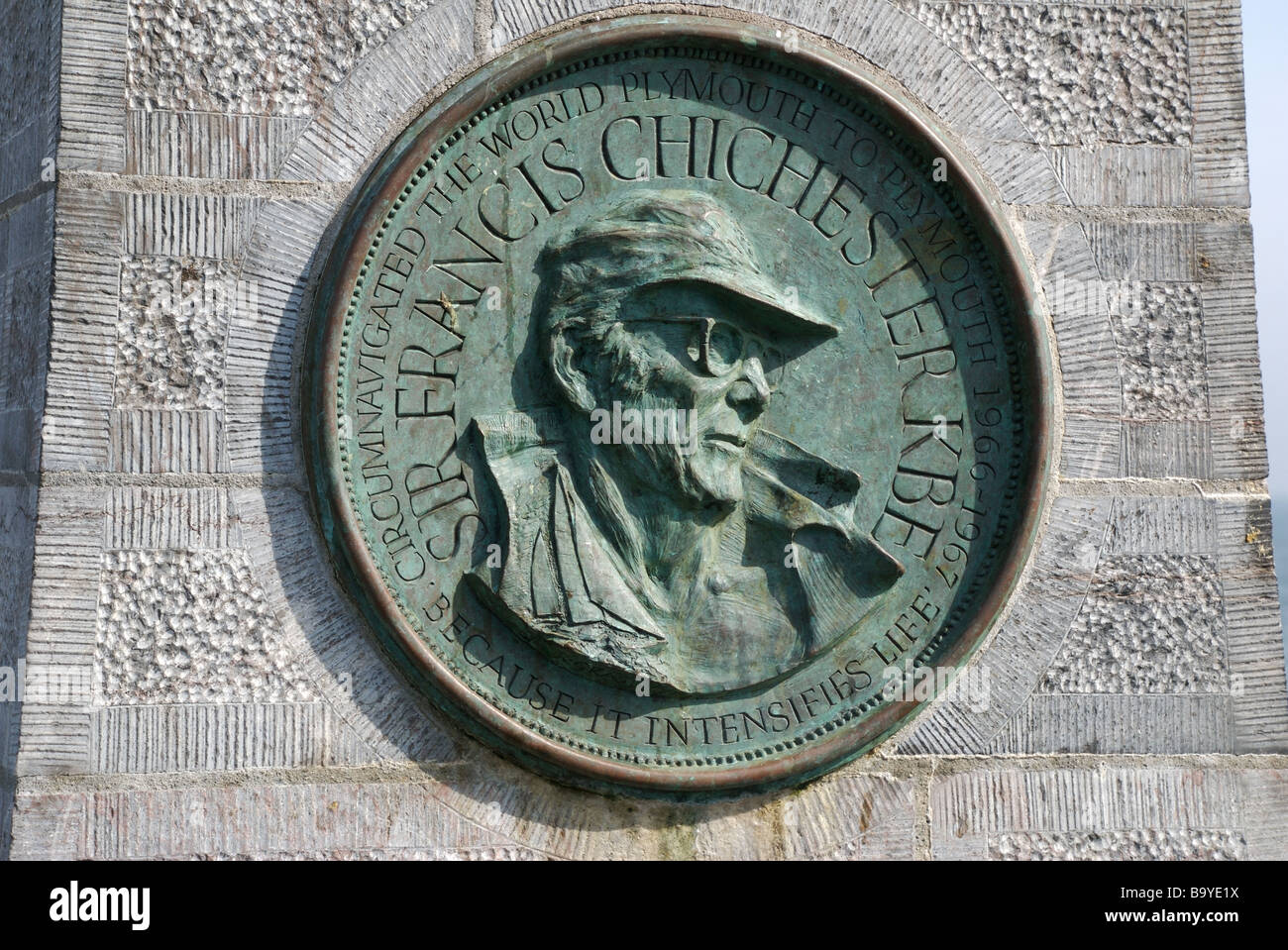 Lapide che ricorda Sir Francis Chichester KBE 1966 vela circumnavigazione del mondo Plymouth Devon UK Foto Stock