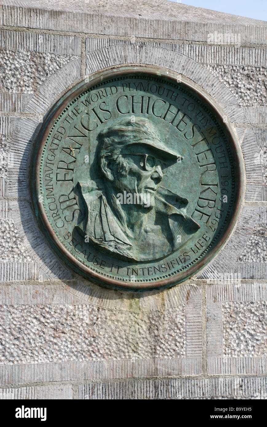 Lapide che ricorda Sir Francis Chichester KBE 1966 vela circumnavigazione del mondo, Plymouth, Devon, Regno Unito Foto Stock