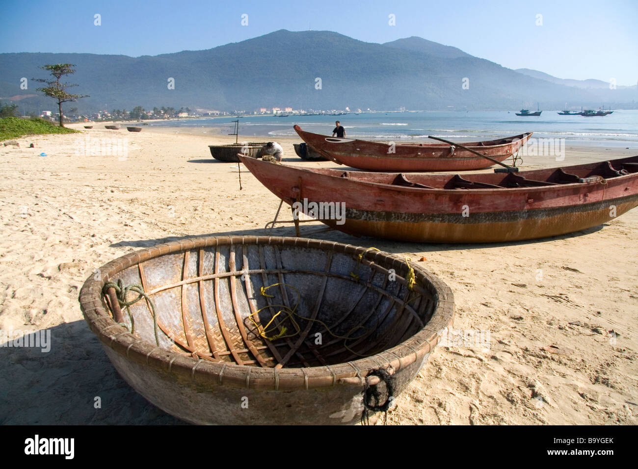 Tessuto di barche e ceste sulla Cina spiaggia vicino al porto della città di Da Nang Vietnam Foto Stock