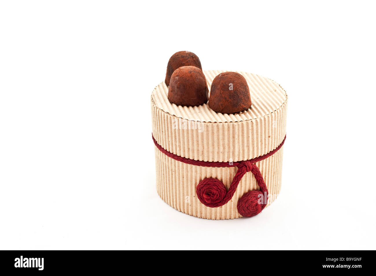 Tartufi fatti a mano su un coperchio di cartone regalo sfondo bianco Foto Stock