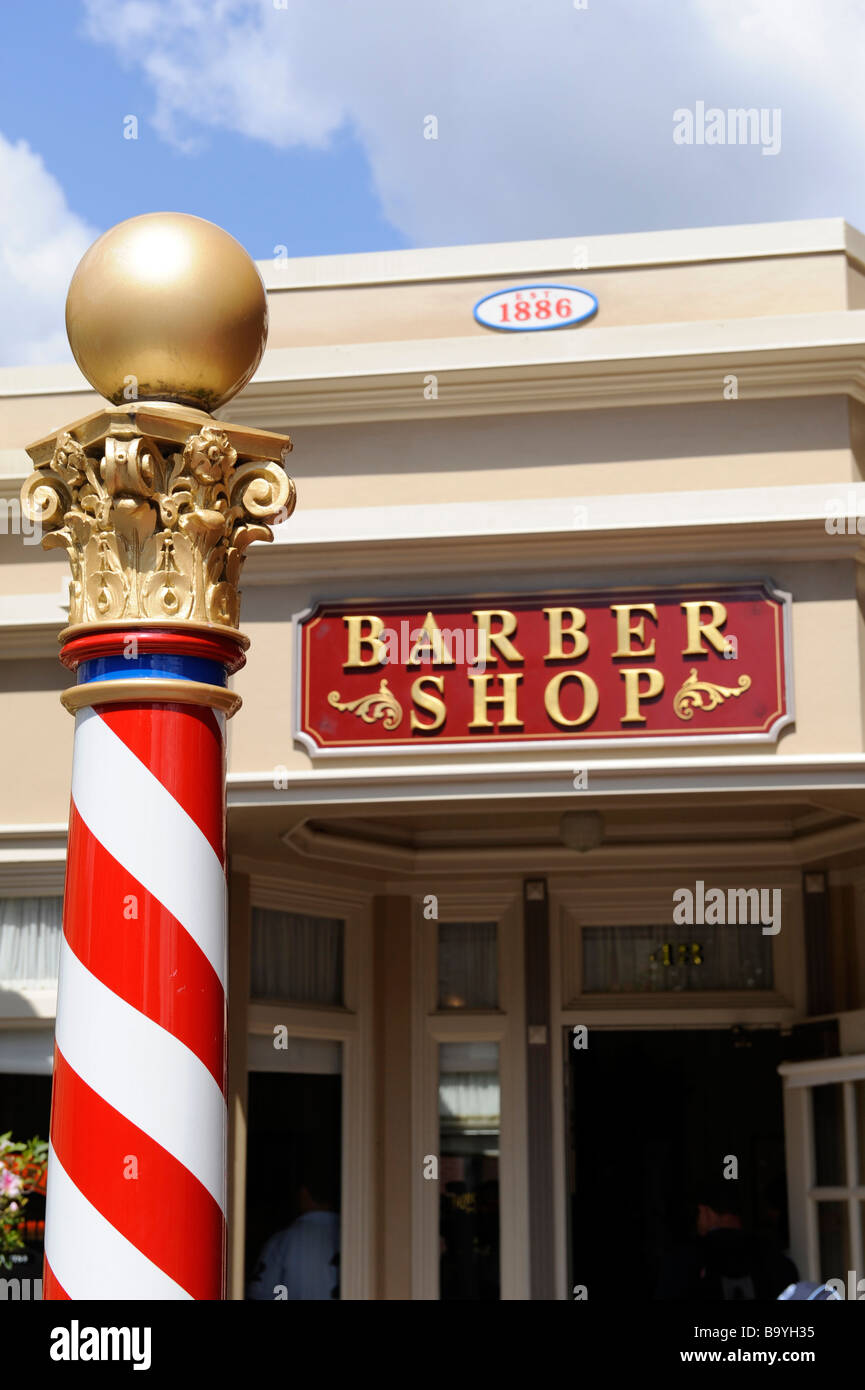 Barbiere e Barber Pole a Walt Disney il Parco a Tema del Regno Magico di Orlando in Florida centrale Foto Stock