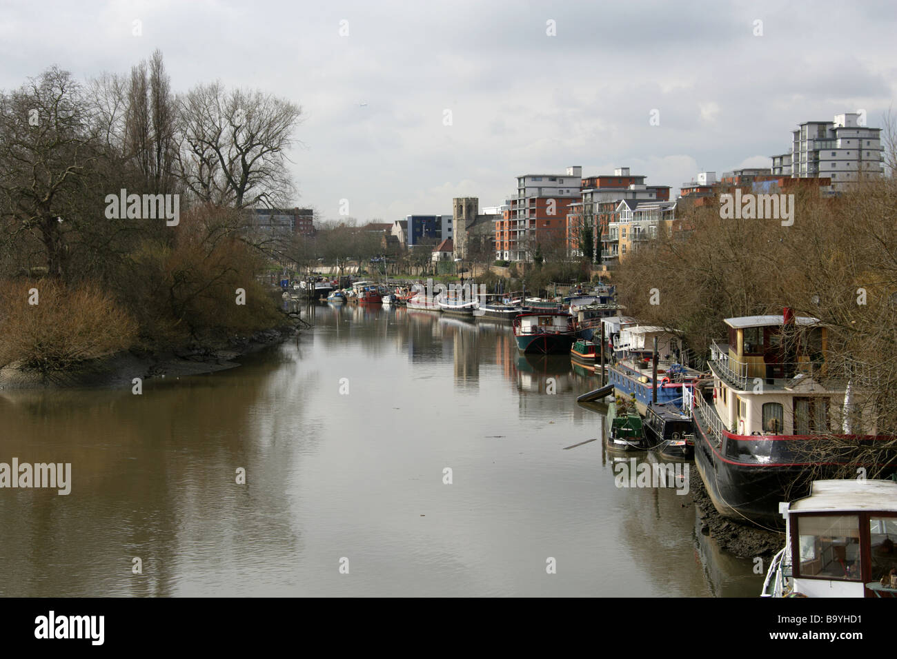 Vista della riva nord del Tamigi da Kew Bridge, Brentford, London, Regno Unito Foto Stock