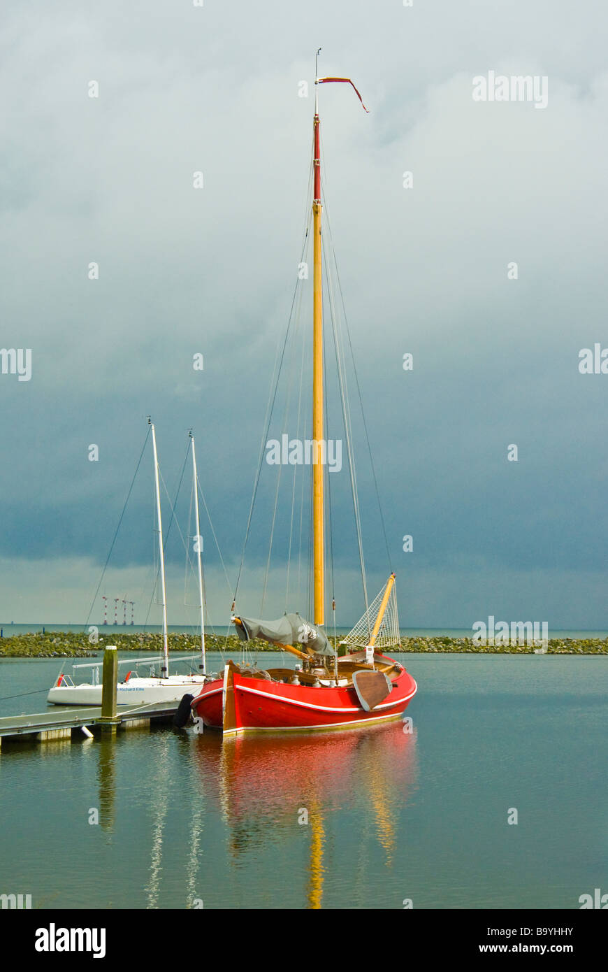 Olandese classico fondo piatto la vela e la pesca in barca in porto, Paesi Bassi | Plattbodenschiff, Wattenmeer, Noord Holland Foto Stock