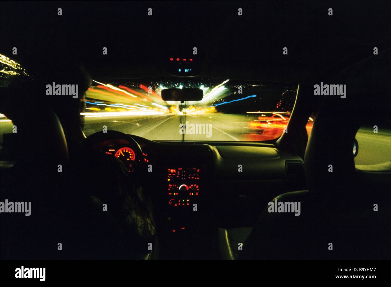 La guida di notte, visto dall'interno auto, effetti di movimento,occupato autostrade con il traffico, Miami Foto Stock