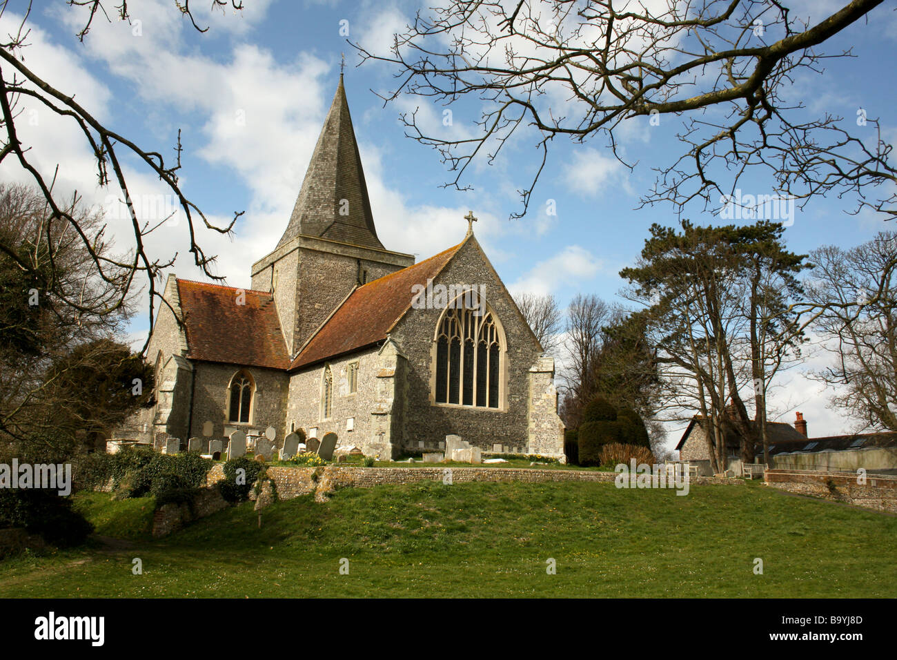 Il XIV secolo la chiesa del villaggio, Alfriston, Sussex England, conosciuta come la Cattedrale di Downs Foto Stock