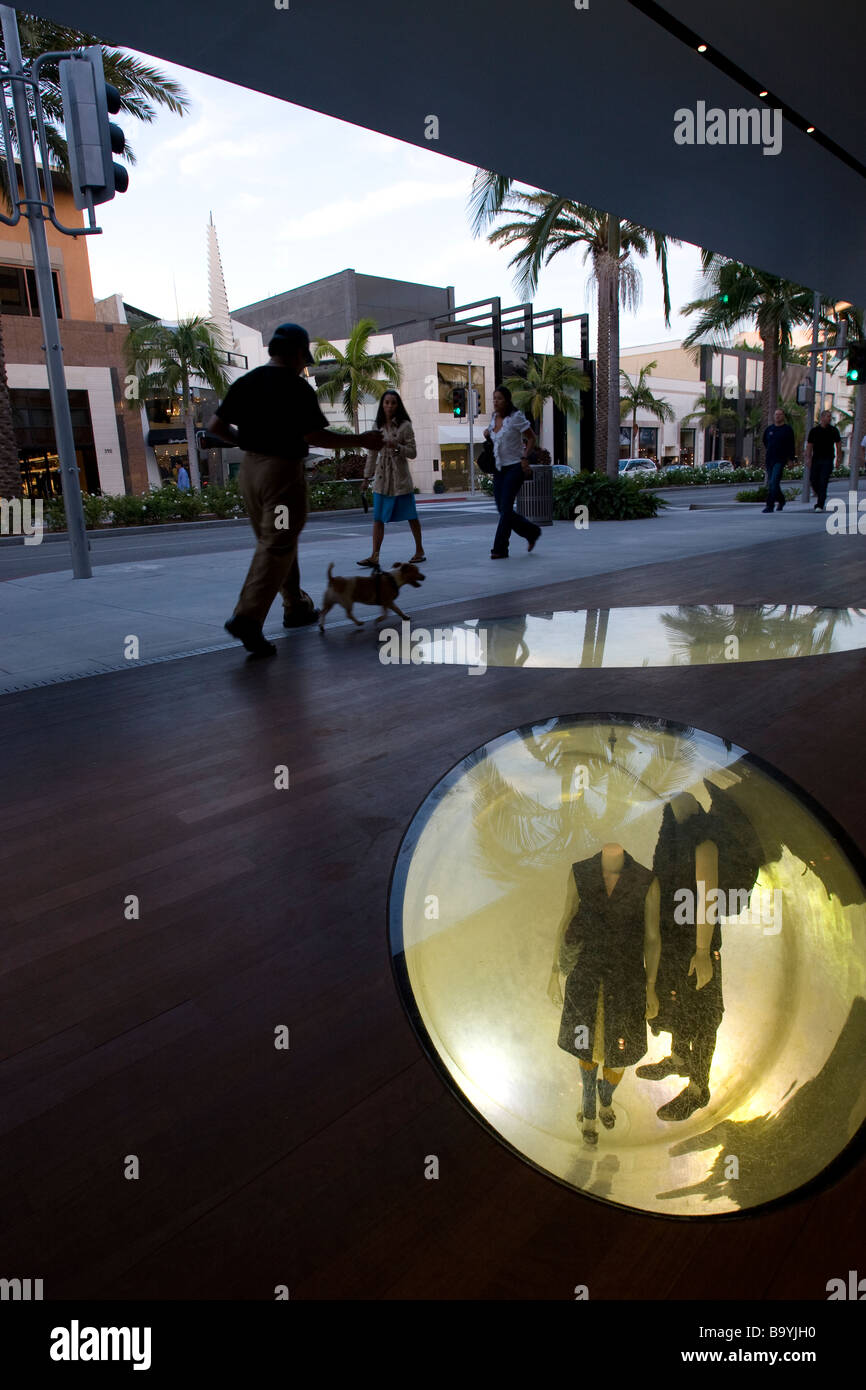 Gli amanti dello shopping passeggiando su Rodeo Drive a Beverly Hills Foto Stock