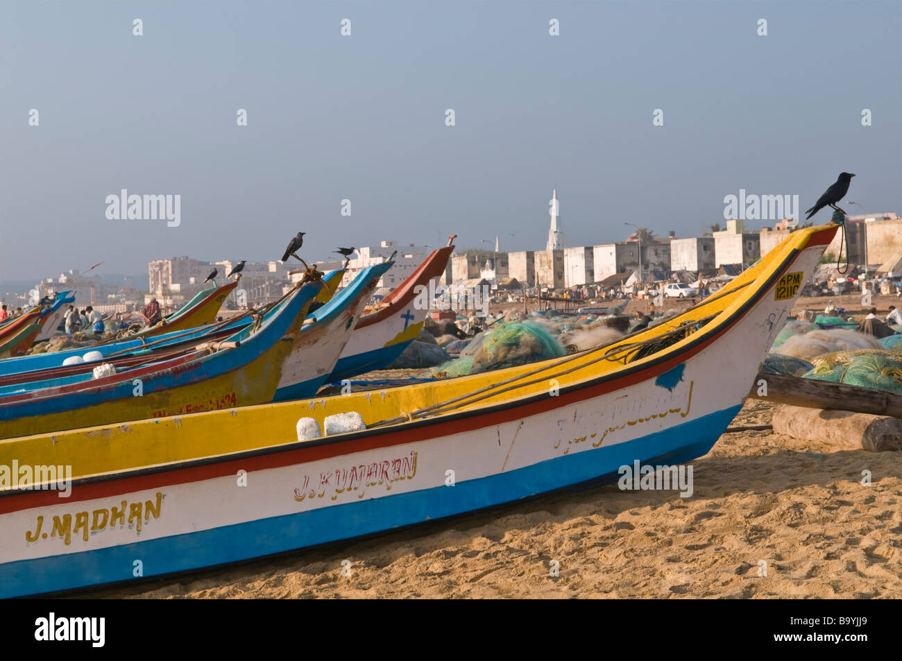 Barche di pescatori sulla spiaggia di Marina Chennai Tamil Nadu India Foto Stock