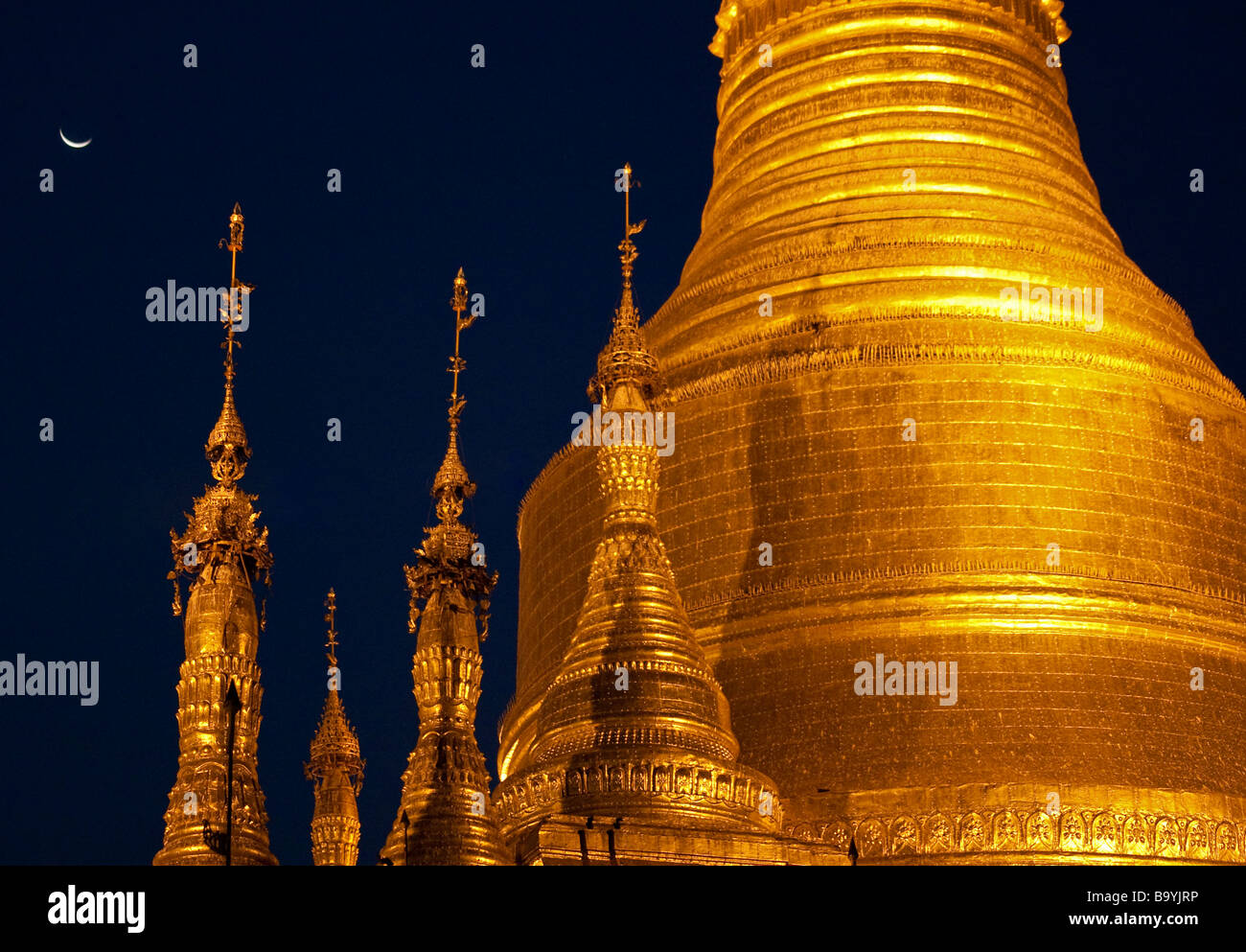 Golden stupa buddisti a un tempio in Pyay, Myanmar (Birmania) Foto Stock Golden stupa buddisti a un tempio in Pyay, Myanmar (Birmania) Foto Stock