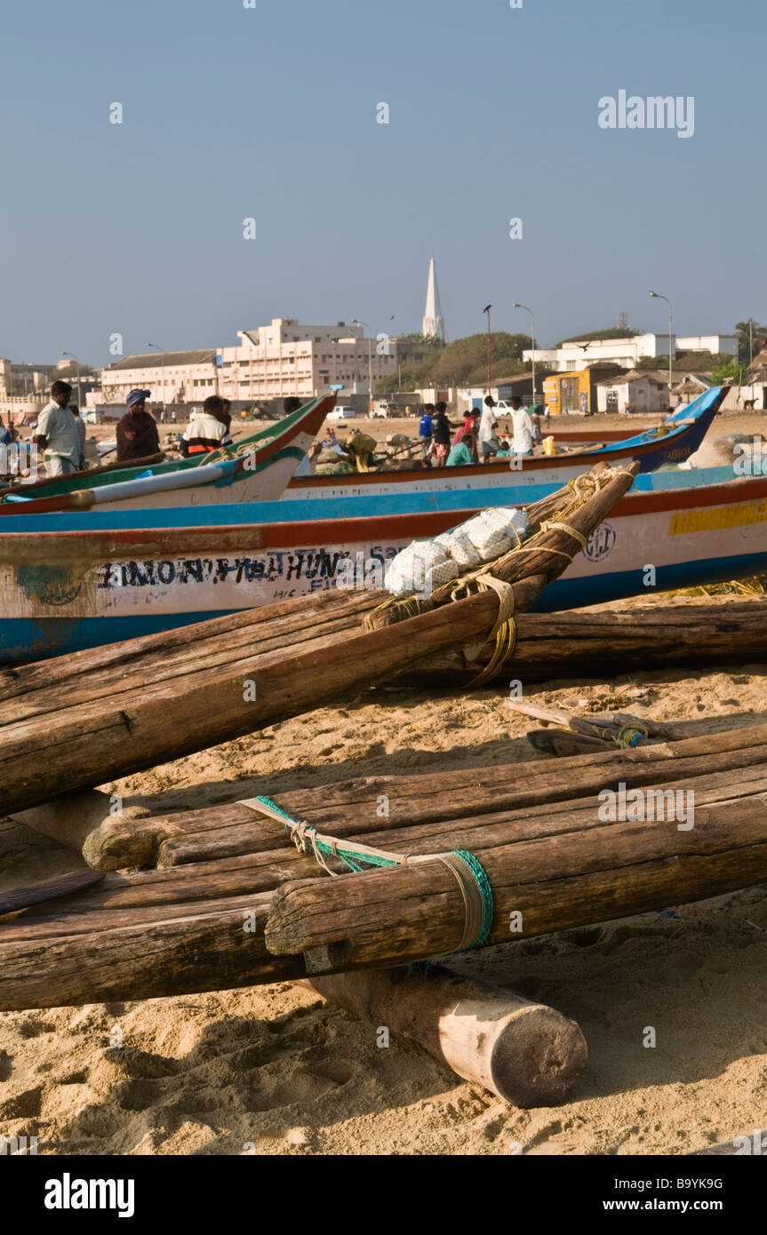 Barche di pescatori sulla spiaggia di Marina Chennai Tamil Nadu India Foto Stock