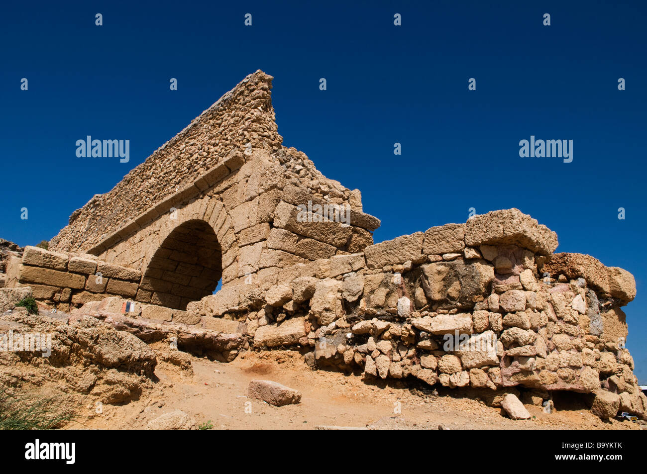 Resti dell'antico acquedotto romano presso la città costiera di Cesarea in Israele Foto Stock