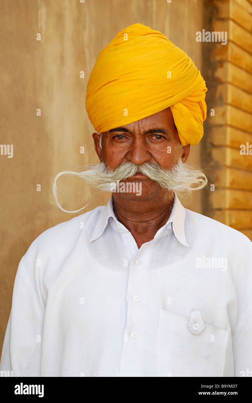 Rajasthani tipico uomo vecchio con grandi baffi, stato del Rajasthan, India Foto Stock