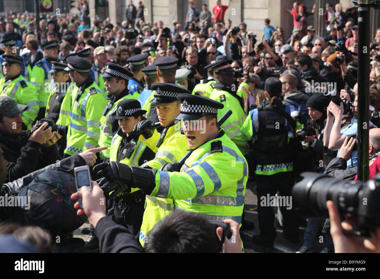 I dimostranti e polizia si scontrano al di fuori della Banca di Inghilterra durante il 2009 vertice G20 di Londra, Regno Unito. Foto Stock