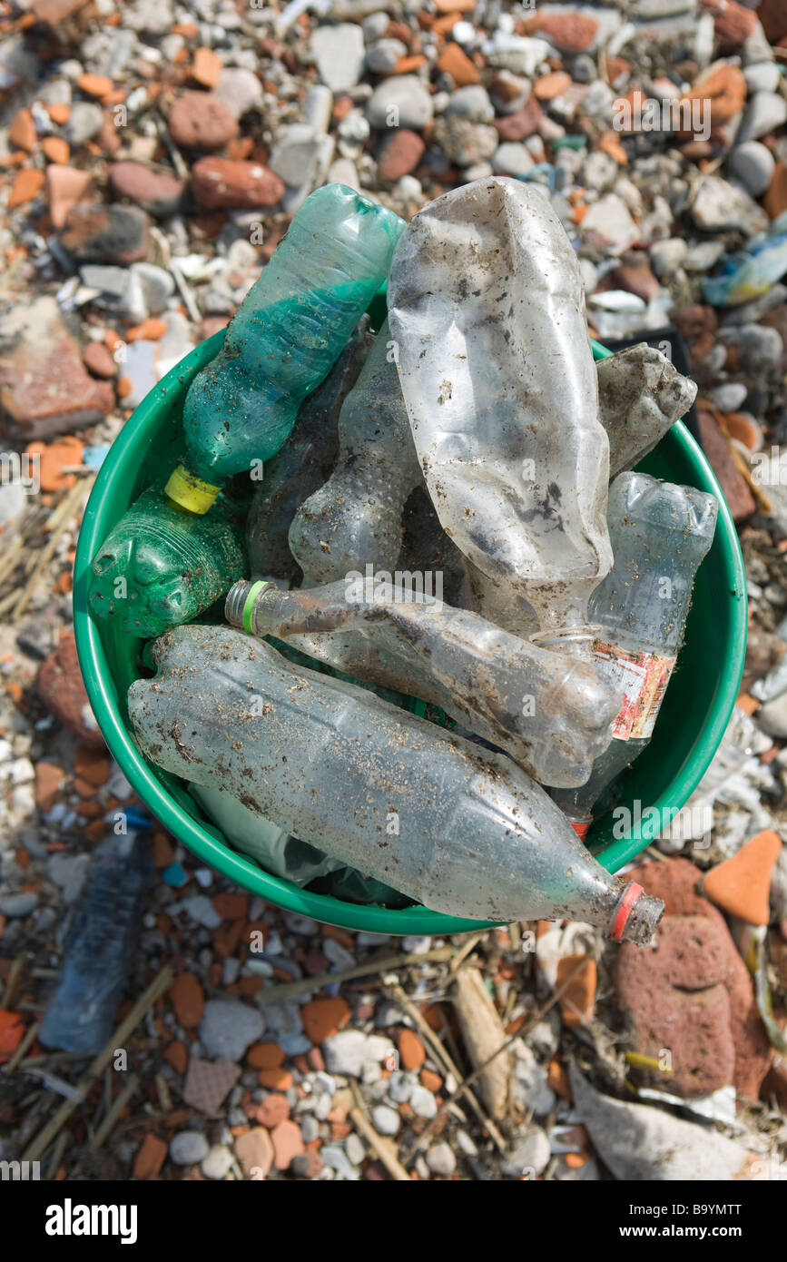 Scartare le bottiglie di plastica in immondizia può Foto Stock