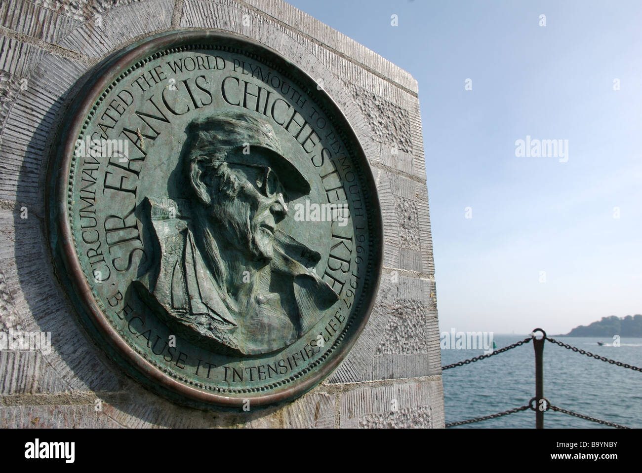 Lapide che ricorda Sir Francis Chichester KBE 1966 vela circumnavigazione del mondo, Plymouth, Devon, Regno Unito Foto Stock