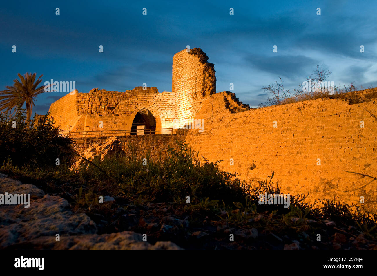 Antica struttura illuminata di Cesarea parco nazionale in Israele Foto Stock