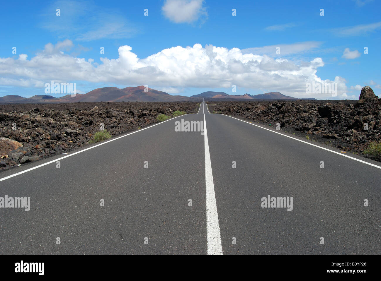 La strada attraverso la lava vulcanica, il Parco Nazionale di Timanfaya, Lanzarote, Isole Canarie, Spagna Foto Stock