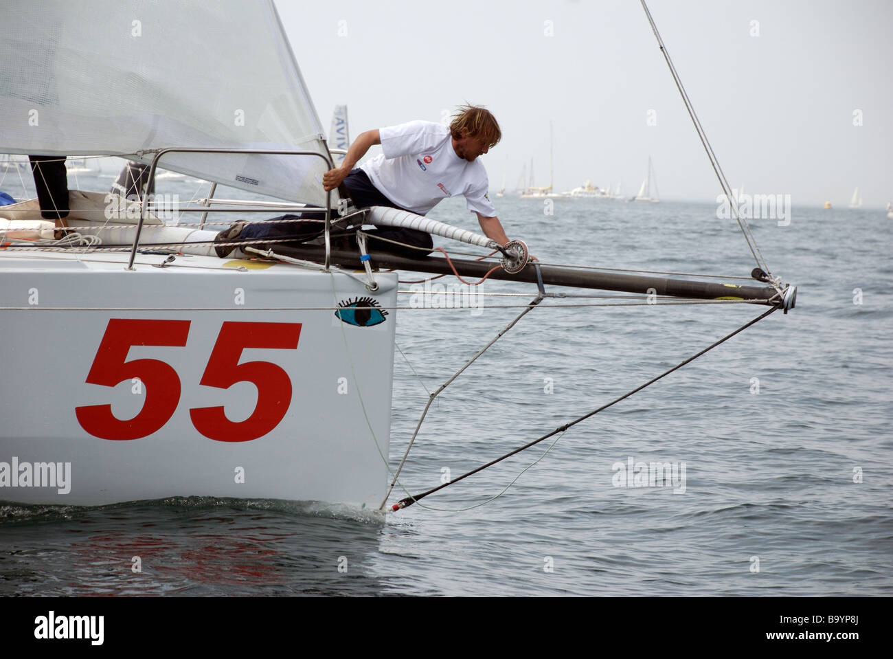 I membri del team a prua del numero 55 Telecom Italia yacht, classe 40, Artemis Transat gara 2008, Plymouth, Devon, Regno Unito Foto Stock