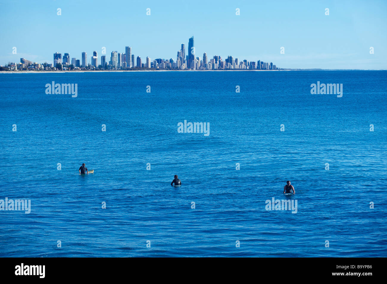 Surfers in attesa di un'onda sulla Gold Coast Foto Stock