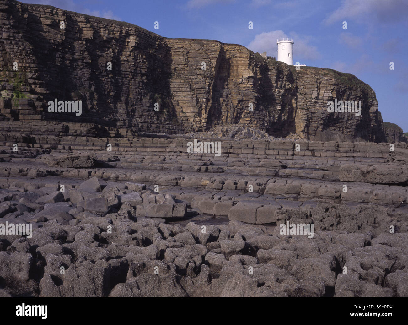 La spiaggia e le scogliere e il vecchio faro di Nash punto Glamorgan Heritage costa del Galles Foto Stock