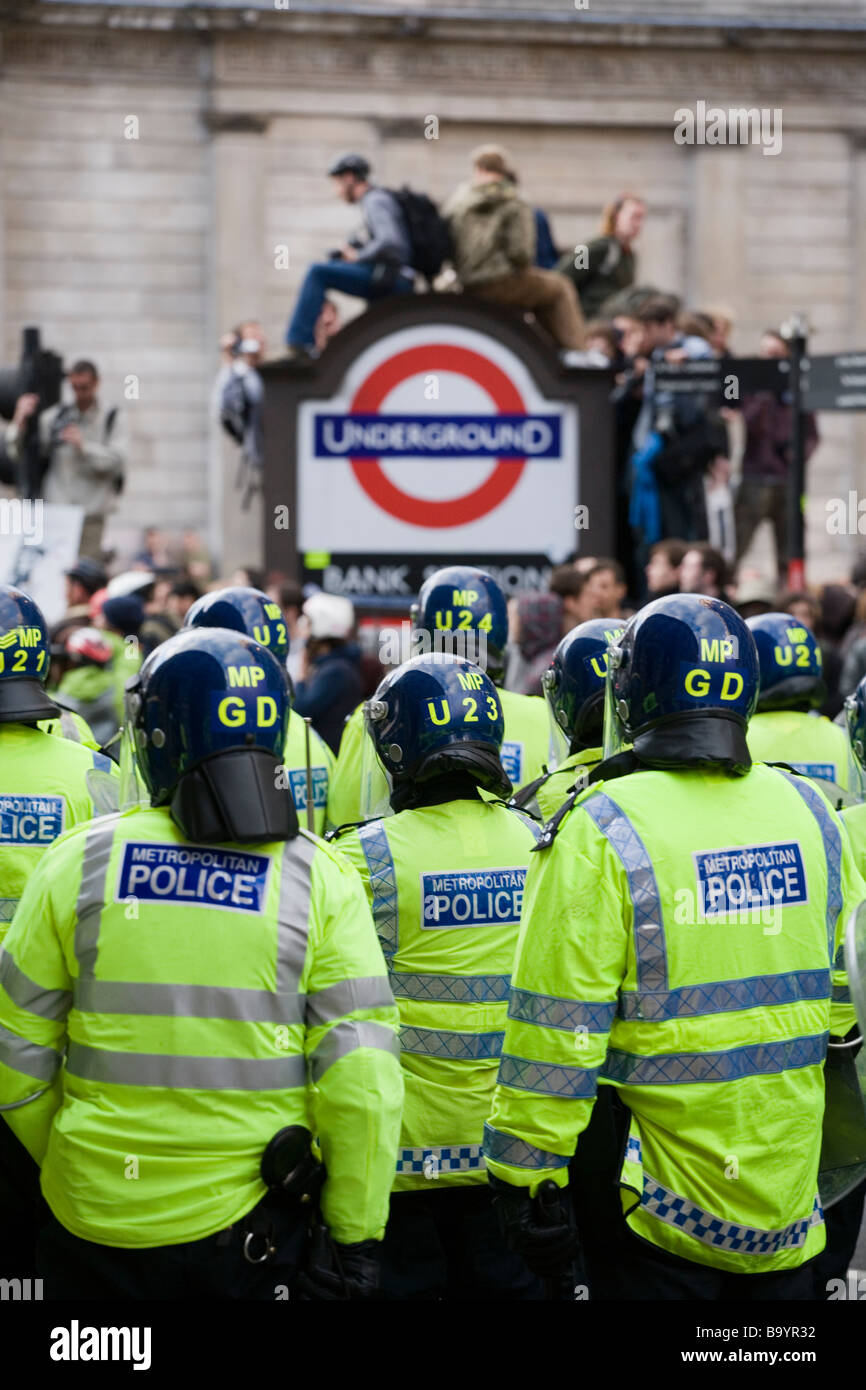 La linea della polizia antisommossa parziale marcia durante anti-capitalista dimostrazione contro il vertice del G20 a Londra, 1 Aprile 2009 Foto Stock