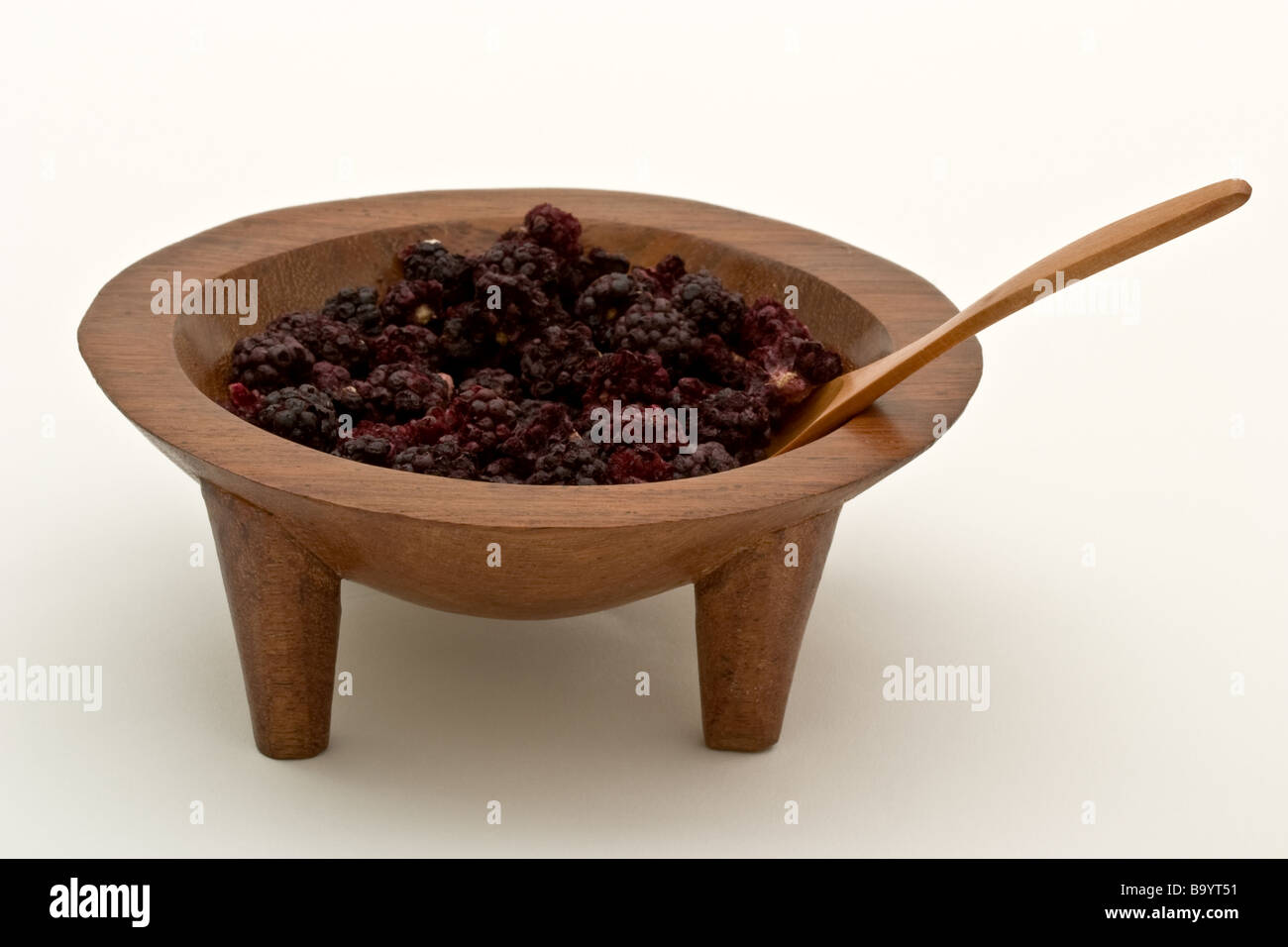 Isole Figi Kava ciotola riempita con secchi di more, con un cucchiaio di legno Foto Stock