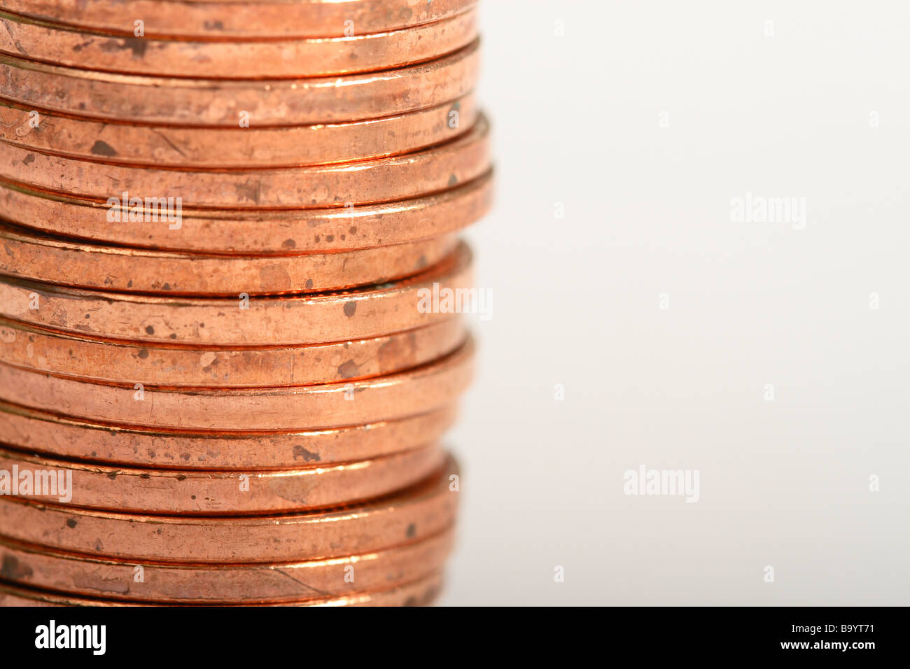 Pila pila di 1p 1 penny spiccioli monete denaro contante Foto Stock