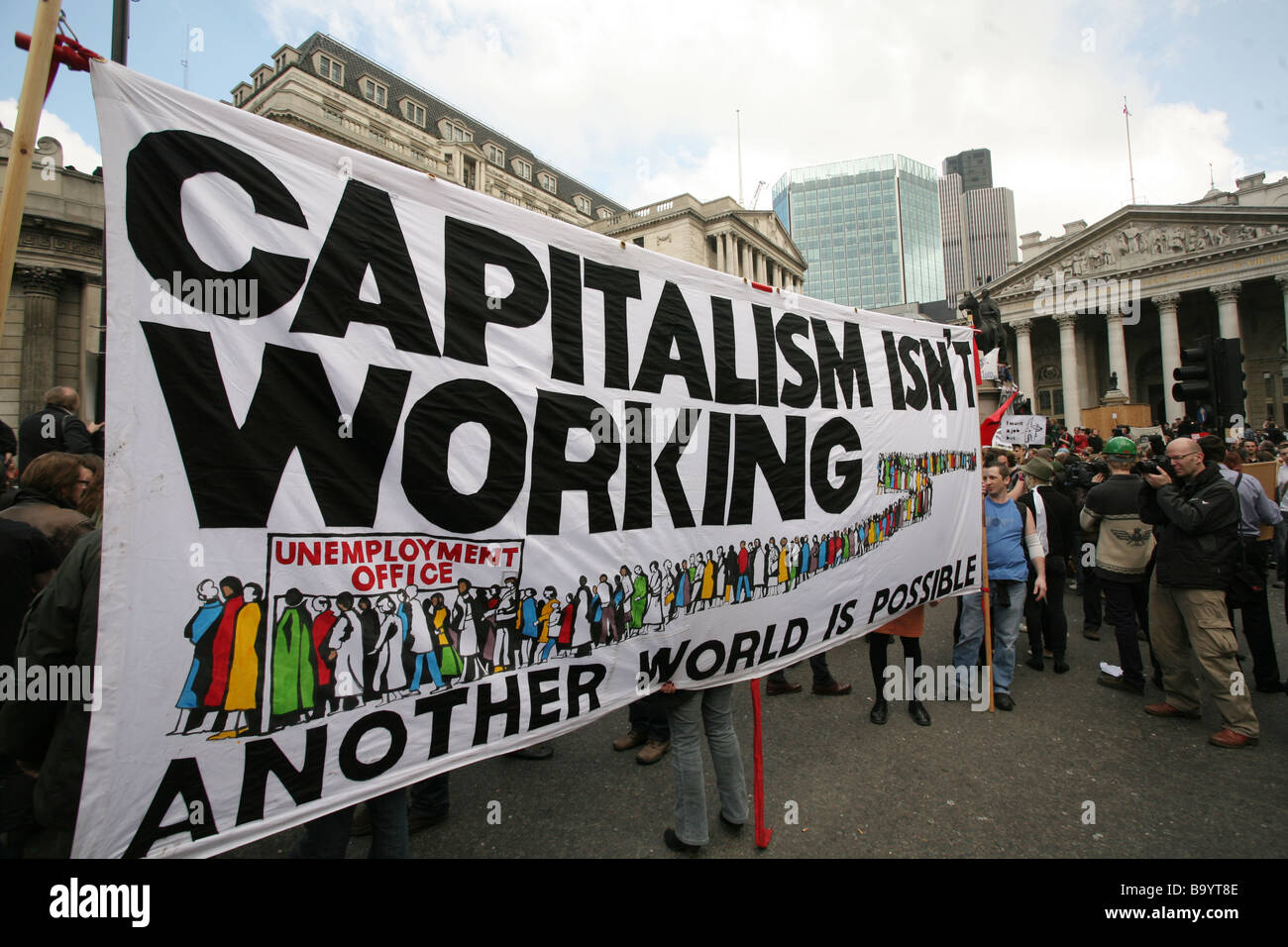 Anti-capitalista dimostranti fuori Bank of England, durante il vertice del G20, City of London, Regno Unito Foto Stock