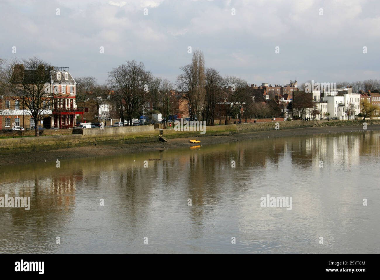 Vista della riva nord del Tamigi da Kew Bridge, guardando ad Est, Kew, Richmond, Surrey, Regno Unito Foto Stock