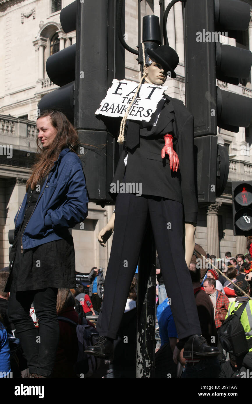 Anti-capitalista manifestanti al di fuori della Banca di Inghilterra, durante il vertice del G20, City of London, Regno Unito Foto Stock