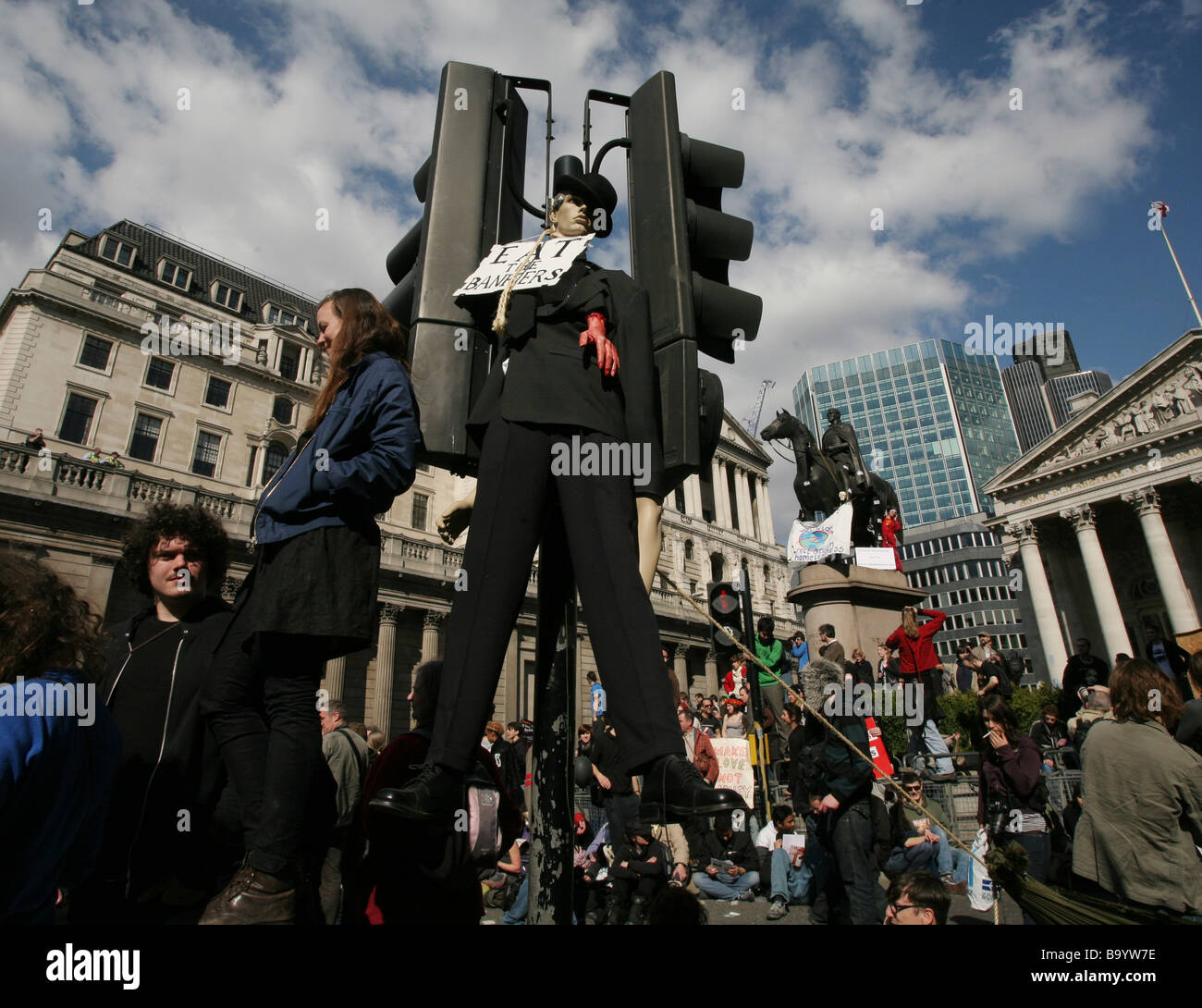 Anti-capitalista manifestanti al di fuori della Banca di Inghilterra, durante il vertice del G20, City of London, Regno Unito Foto Stock